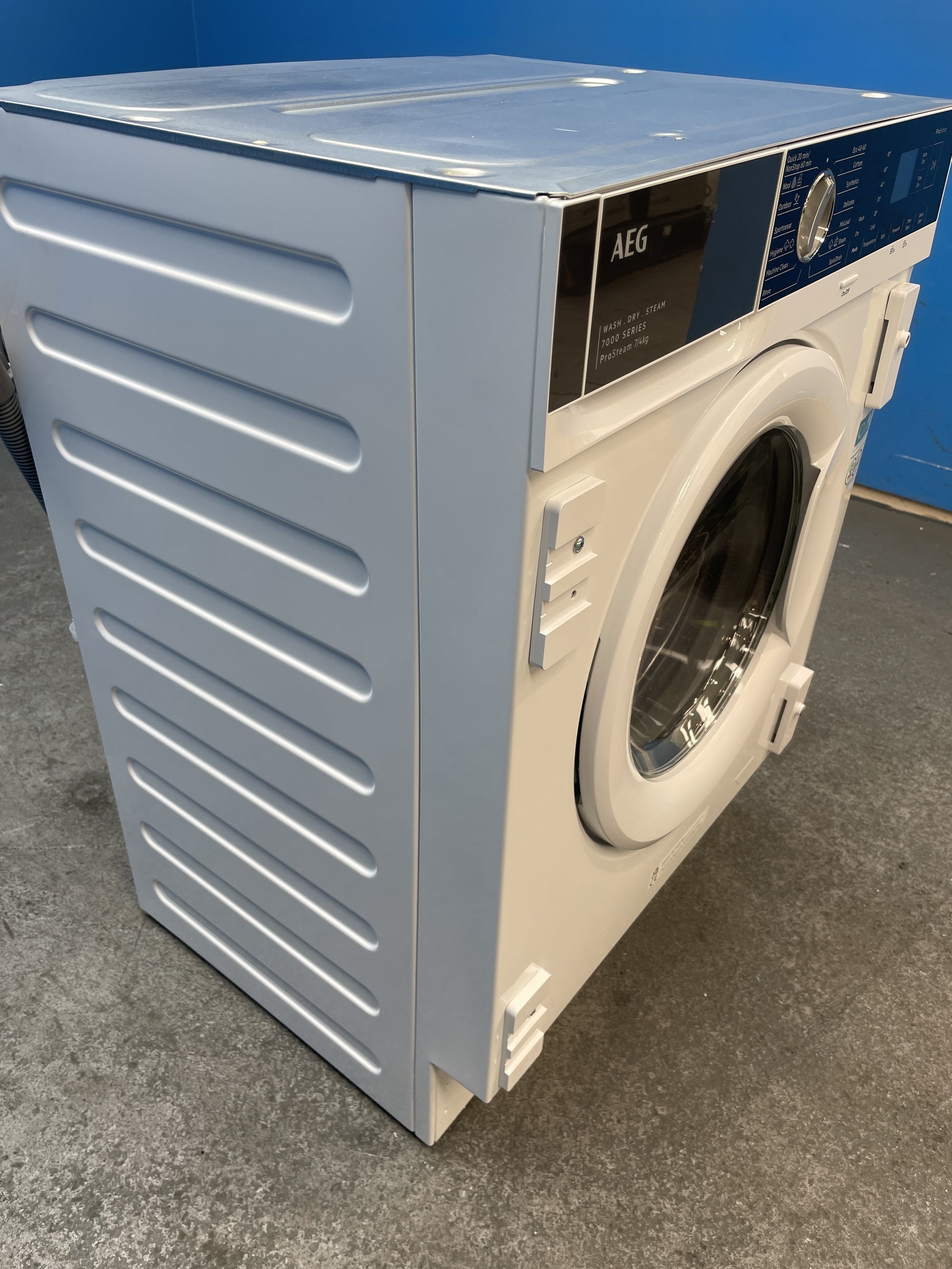 #GRC-158-236 - AEG L7WE74634BI 7000 Integrated 7/4kg 1600rpm ProSteam Washer Dryer