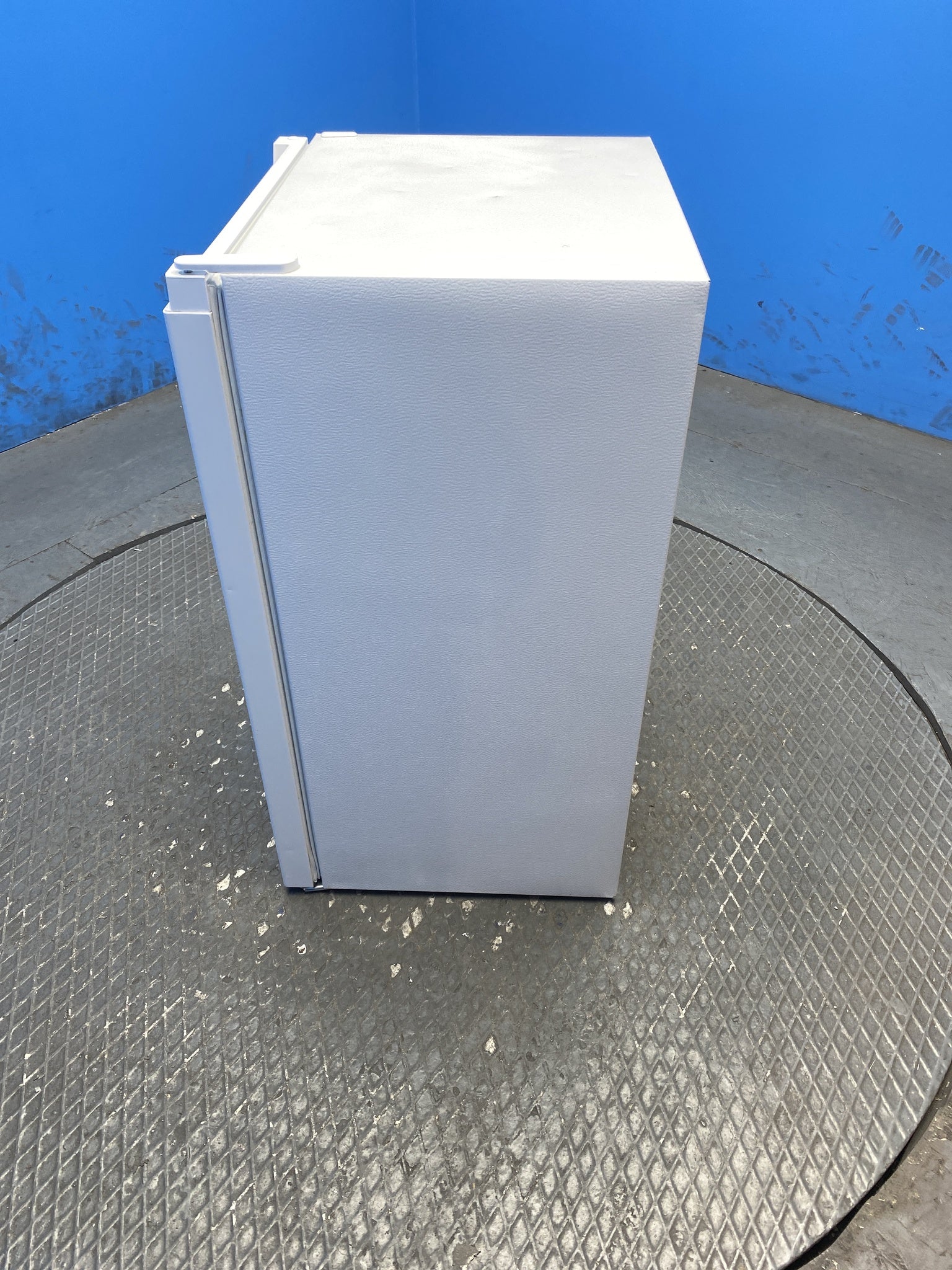 LOGIK LUL48W23 92L Under Counter Fridge