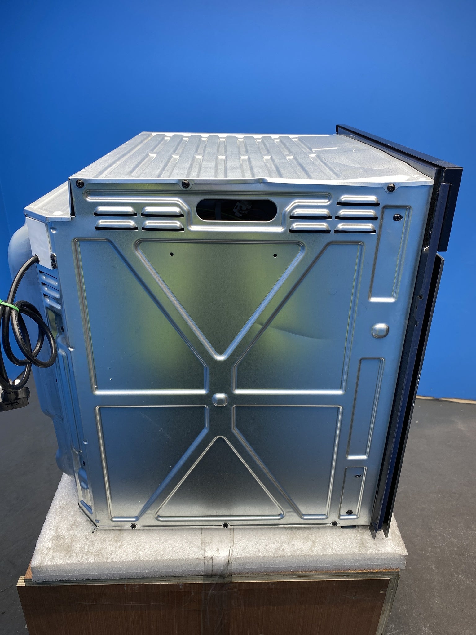 Indesit IO 232H B UK Built-in 71L Click and Clean Electric Oven