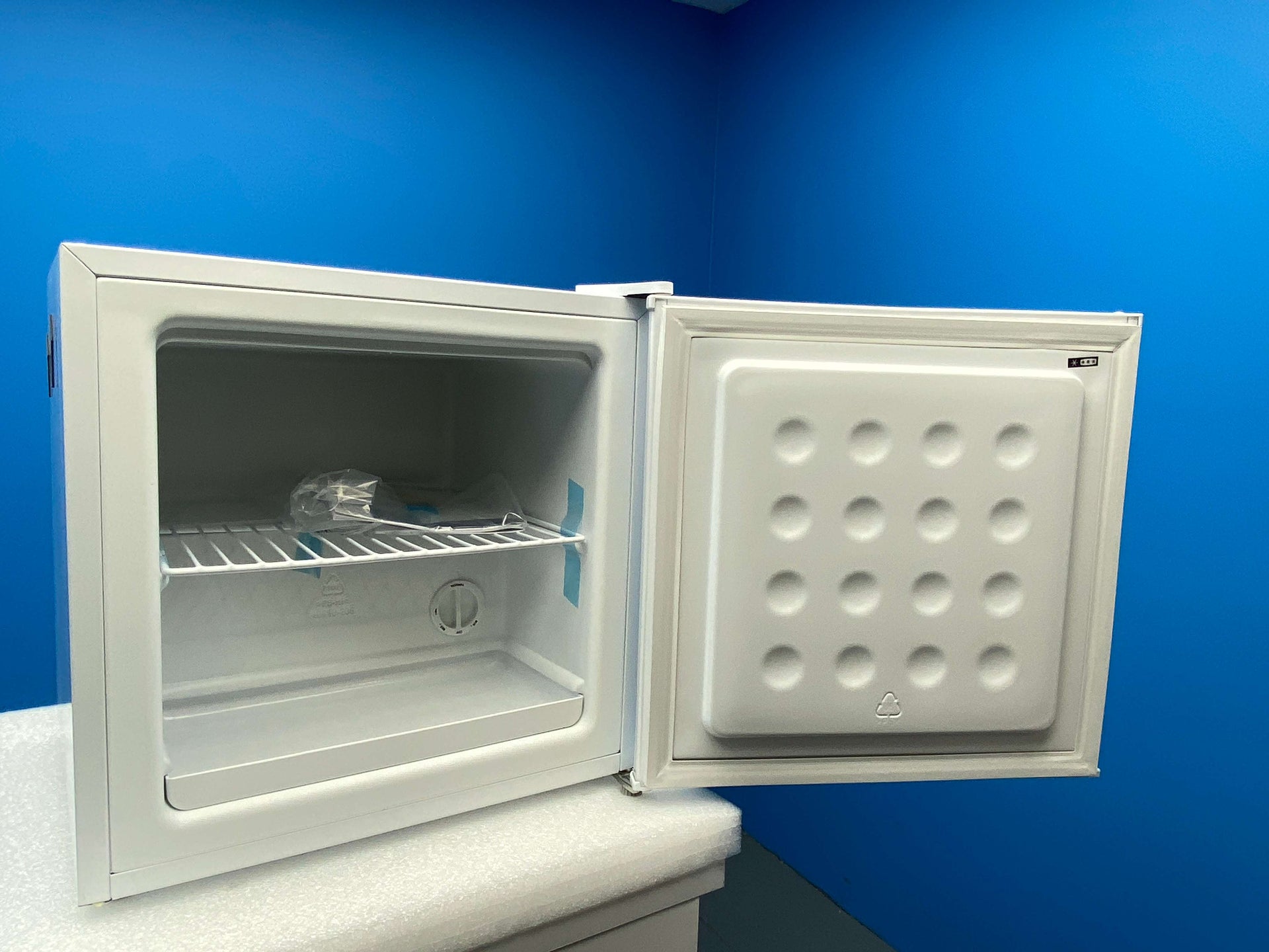 Russell Hobbs RHTTFZ0E1W 31L Table Top Freezer