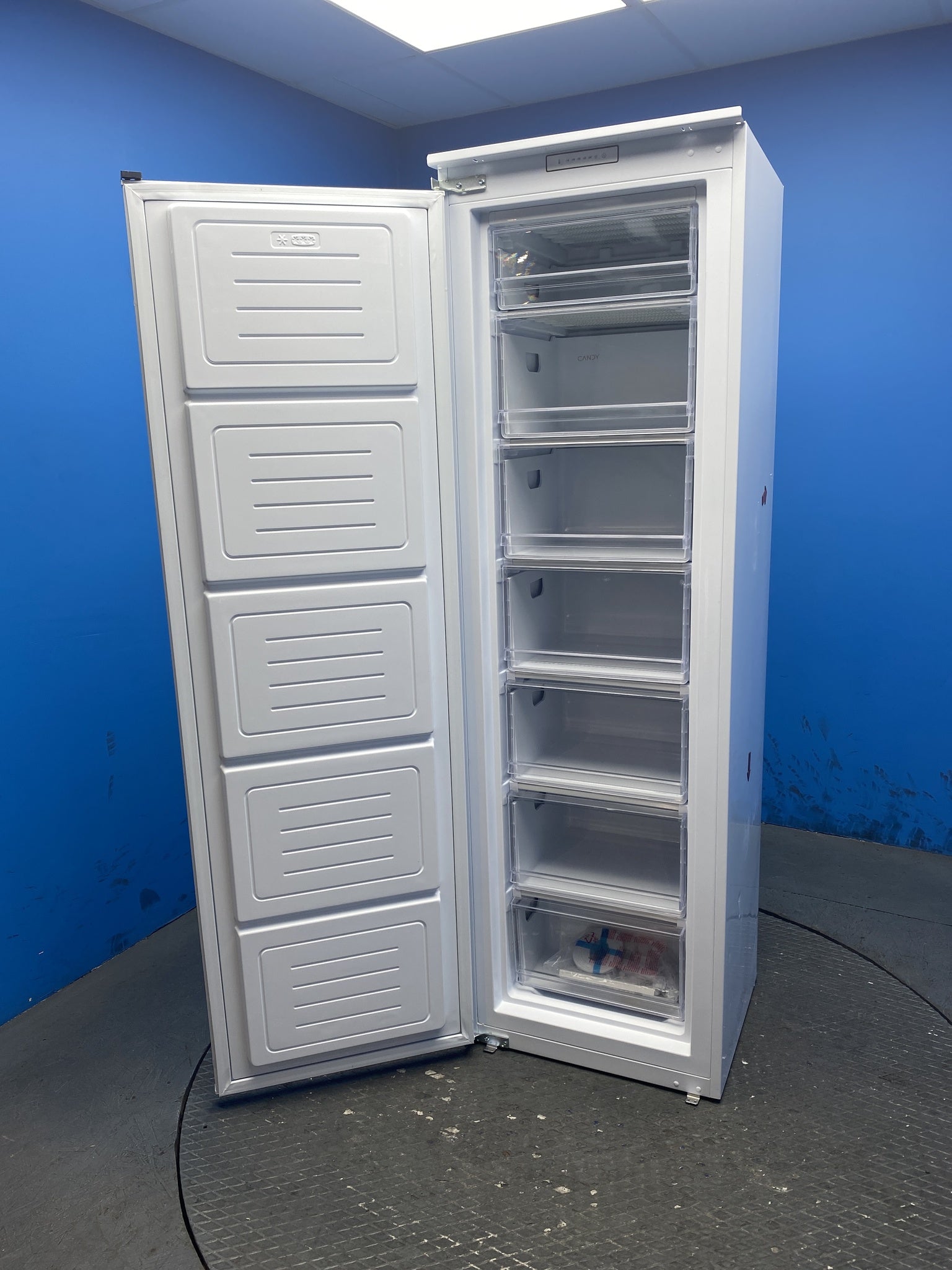 Candy CUS518EWK Integrated 204L Tall Freezer