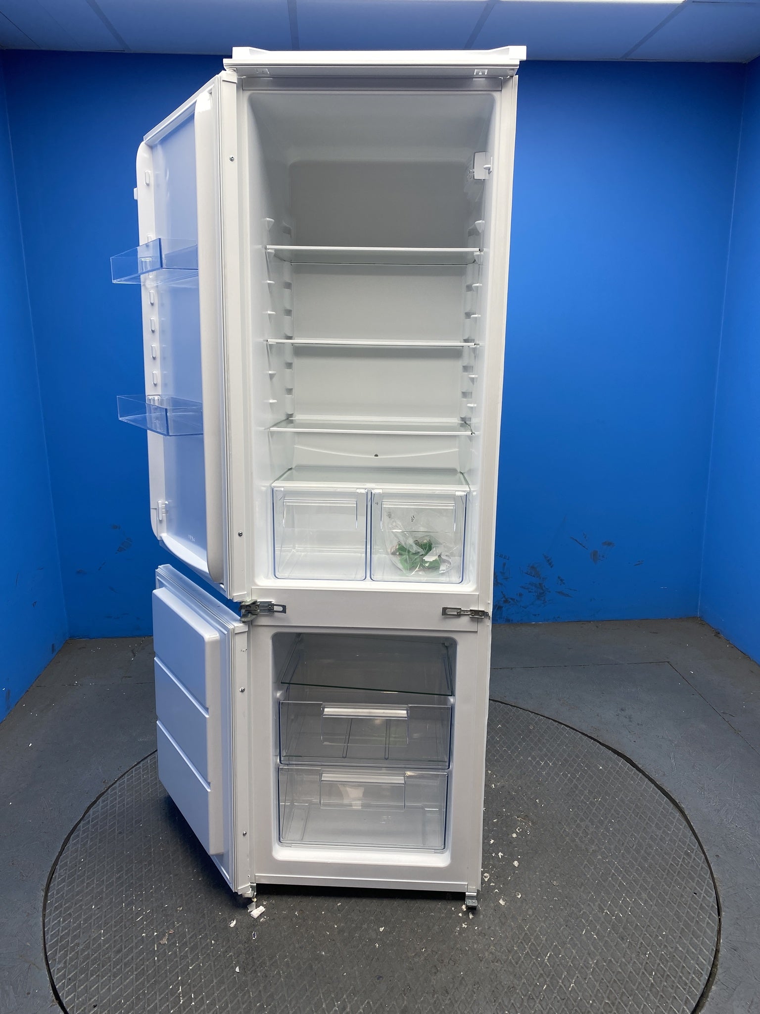 AEG LNS5LE18S 70/30 Integrated Low Frost Fridge Freezer