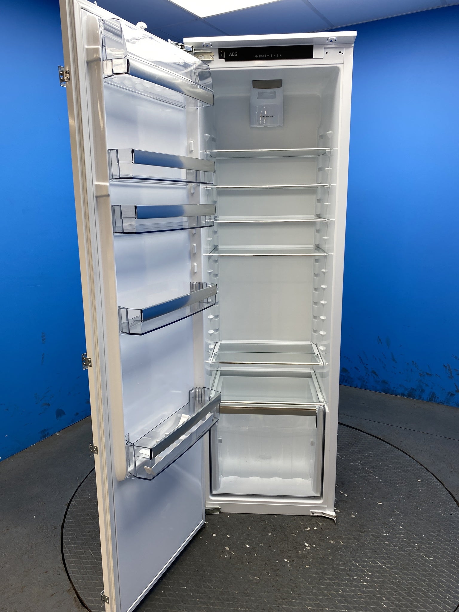 AEG SKE818E1DC 6000 DynamicAir Built-in 311 Litre Larder Fridge