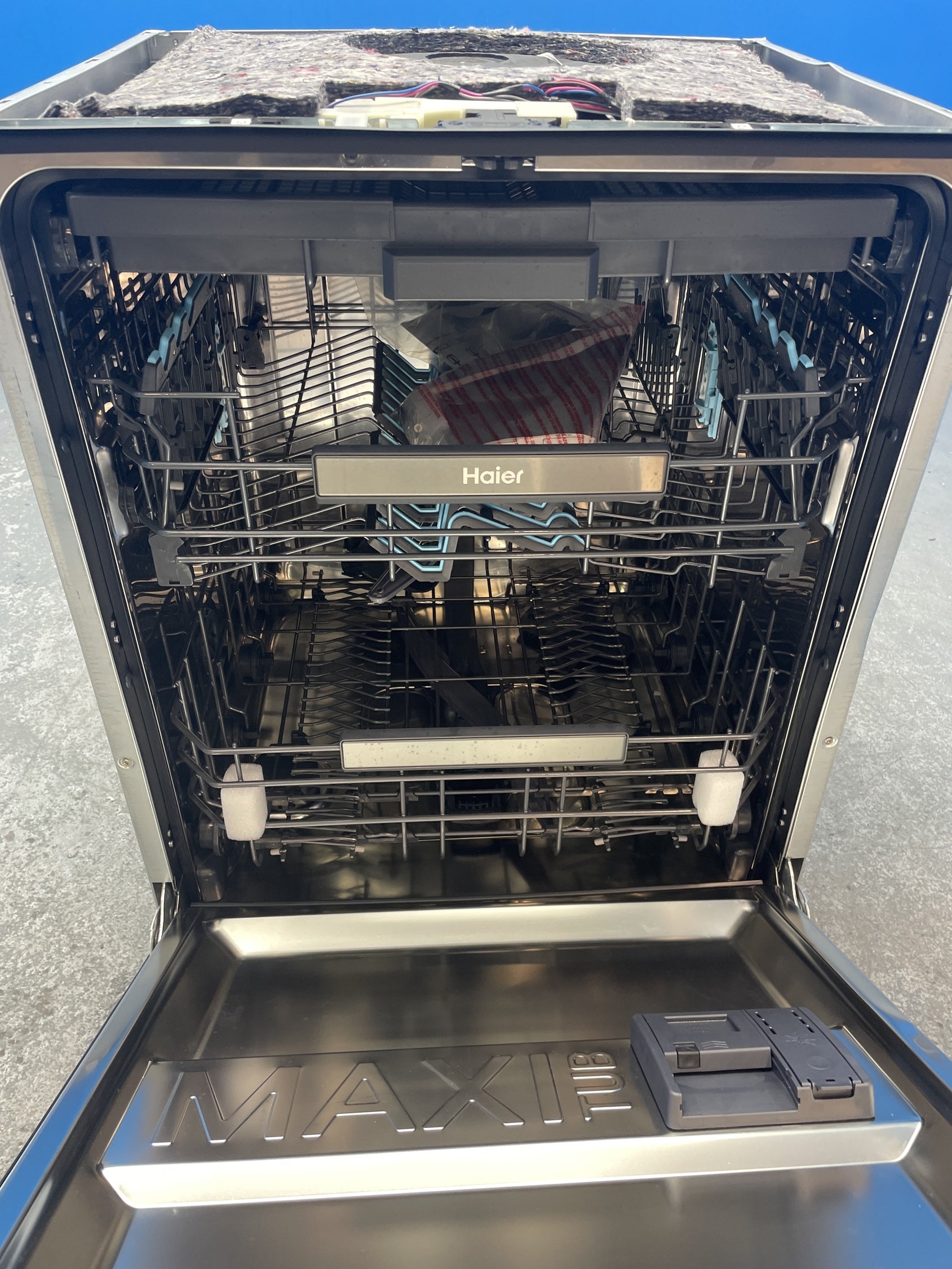 #GRC-144-958 - Haier XS4B4S3FSB-80 Integrated 14 Place Setting Dishwasher
