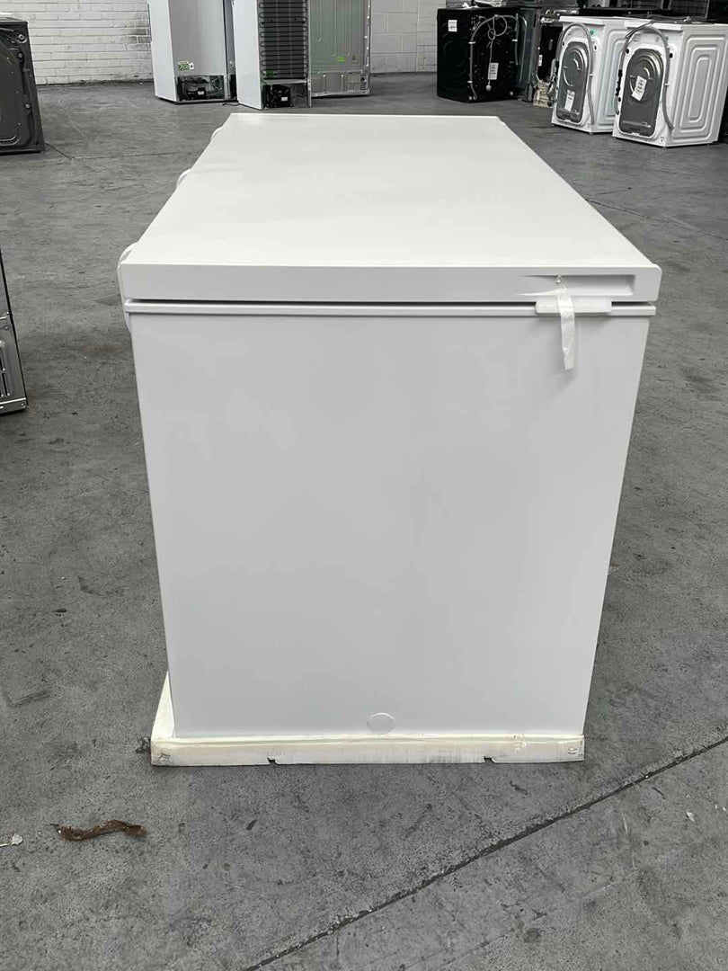 #GRC-159-368 - Hisense FC571D4AWLYE 372L Winter Guard Chest Freezer