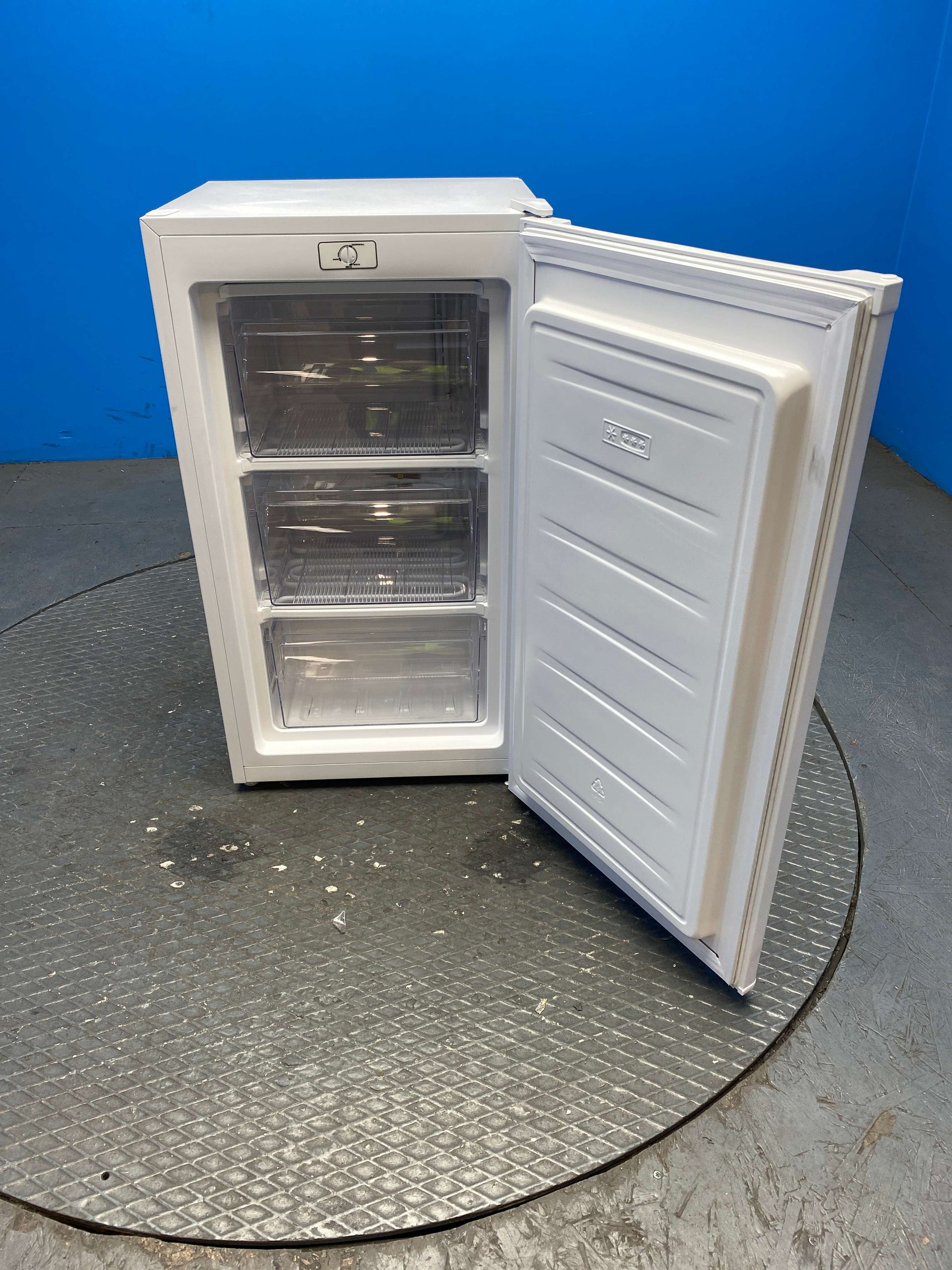 Igenix IGUFZ148W 60L Under Counter Freezer
