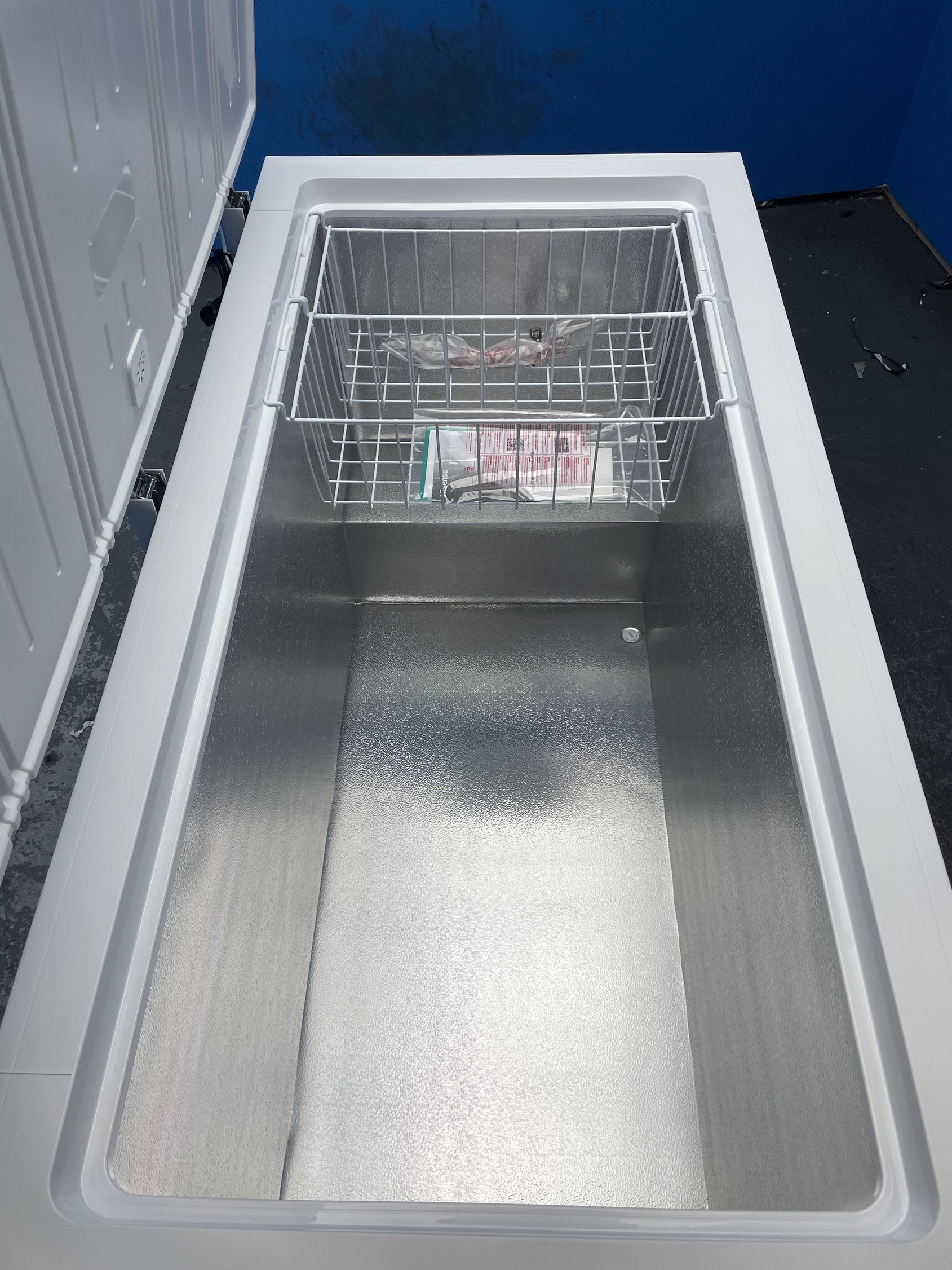 #GRC-157-444 - Hisense FC571D4AWLYE 372L Winter Guard Chest Freezer