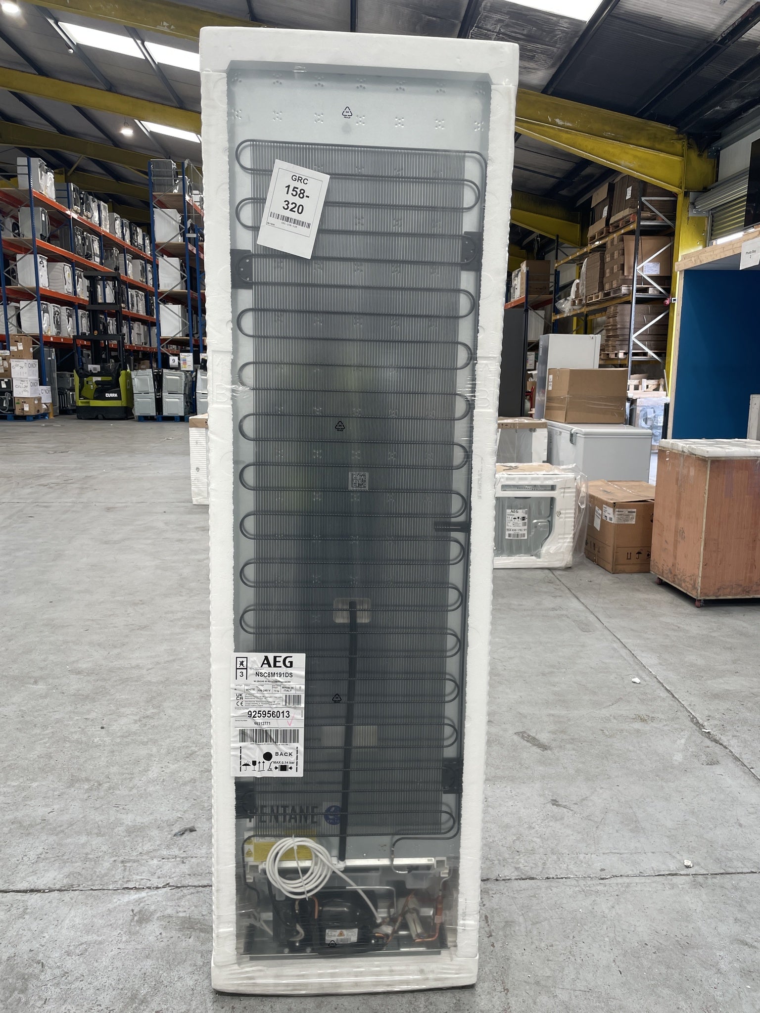 #GRC-158-320 - AEG 8000 Series NSC8M191DS Integrated Fridge Freezer