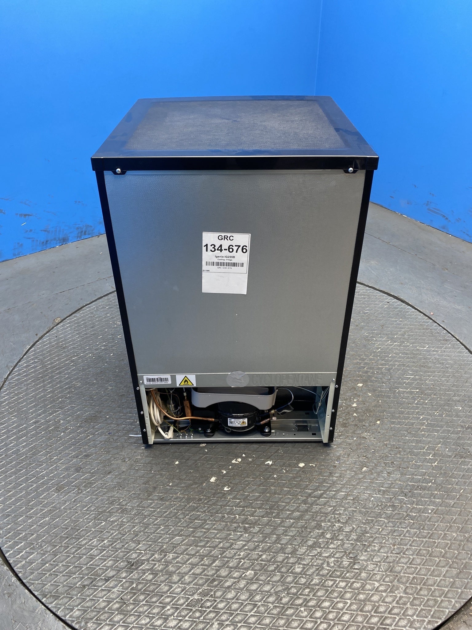 Igenix IG255B 136 Litre Under Counter Fridge
