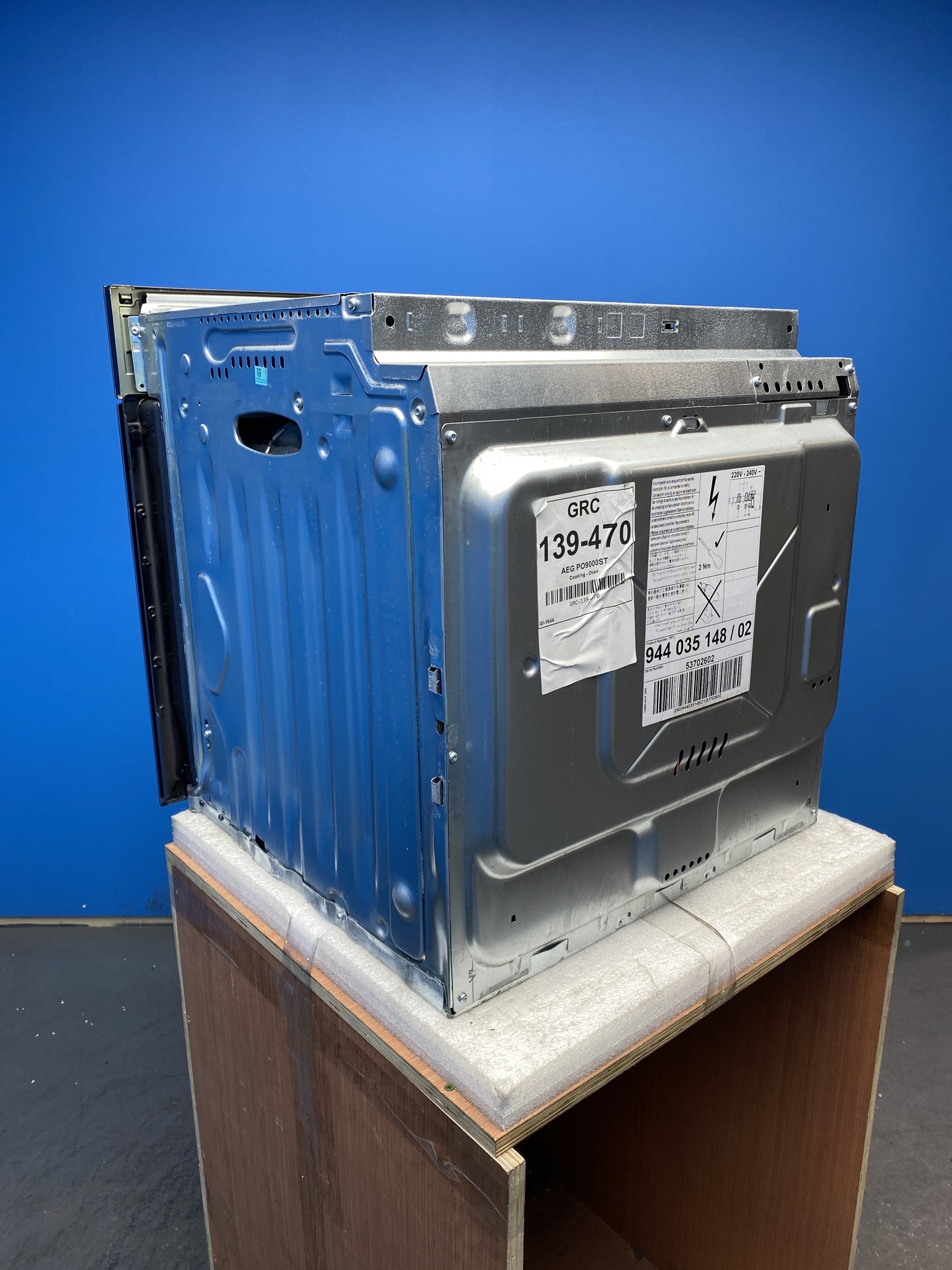 AEG PO9000ST 9000 Series 70 Litre Built-In SteamPro Oven