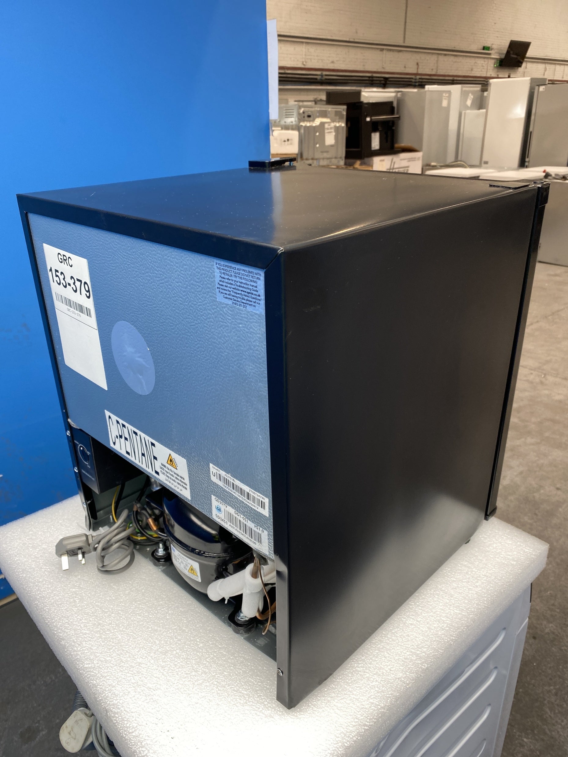 #GRC-153-379 - Igenix IG3751BL 33 Litre Table Top Lockable Mini Freezer