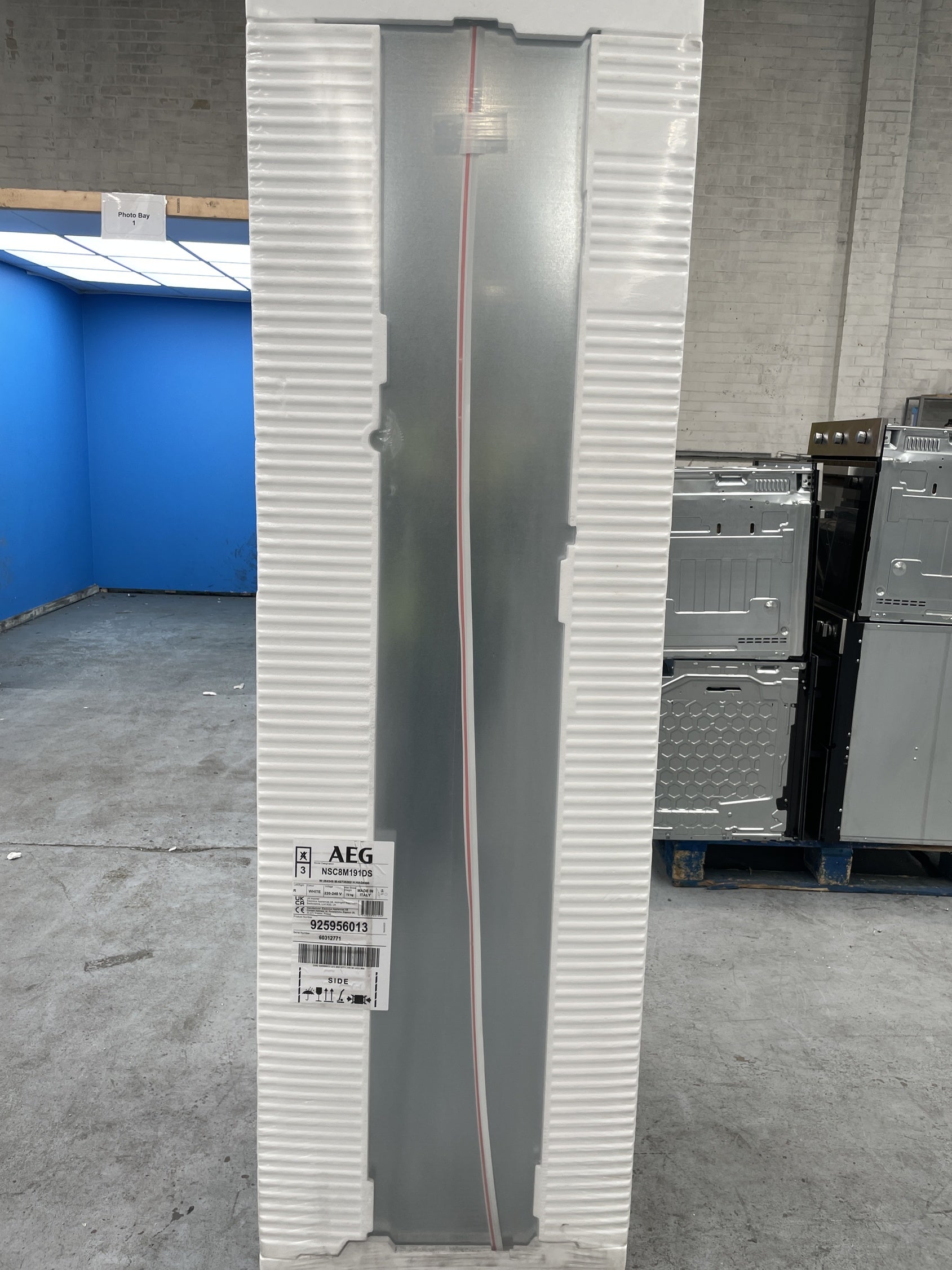 #GRC-158-320 - AEG 8000 Series NSC8M191DS Integrated Fridge Freezer
