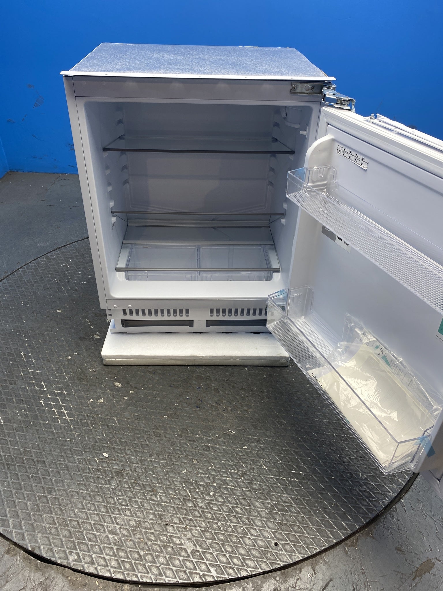 Candy CMLS68EWK Integrated 135L Under Counter Fridge