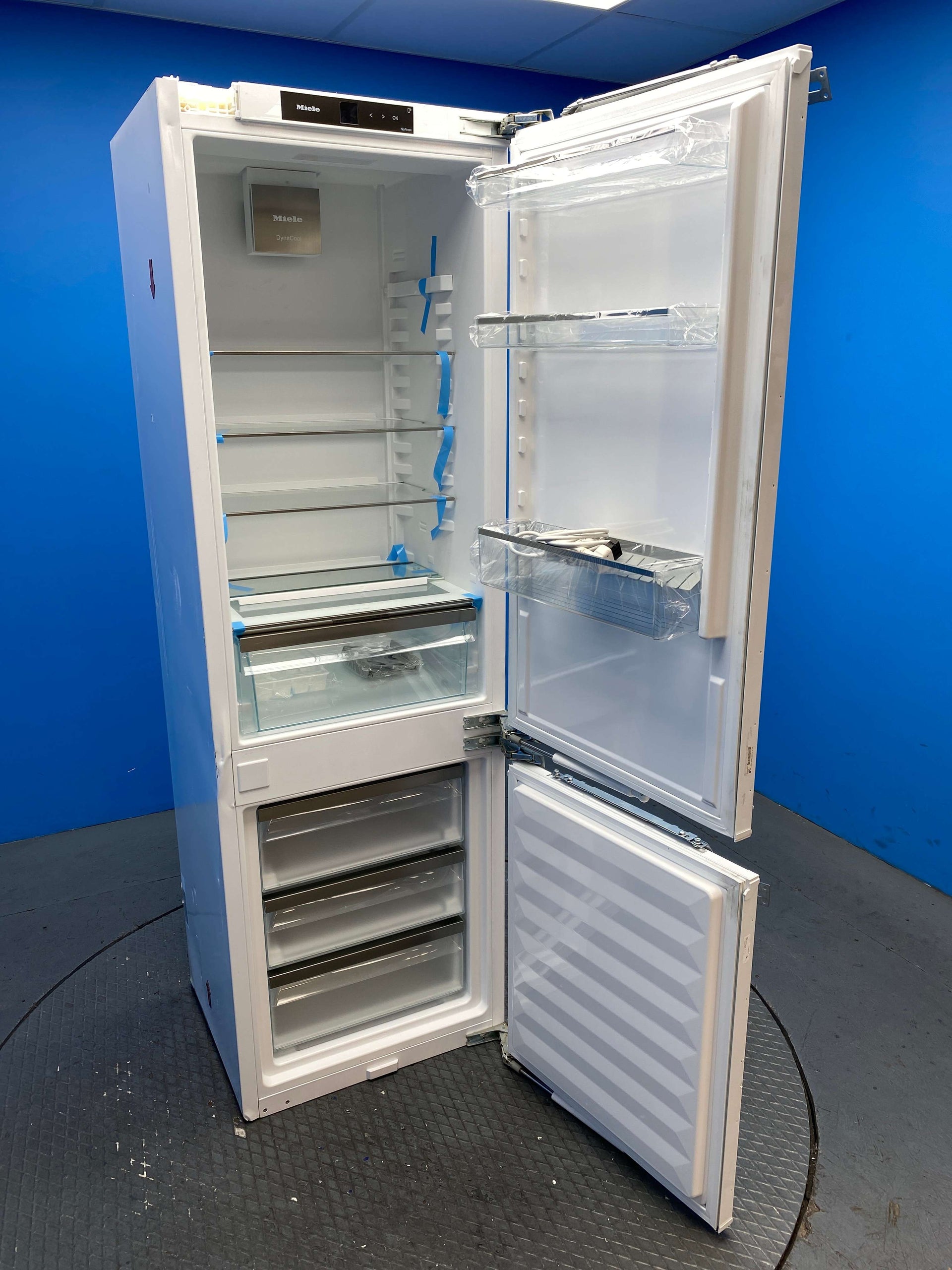 Miele KFN 7734 C 177cm Integrated 253L Frost Free Fridge Freezer