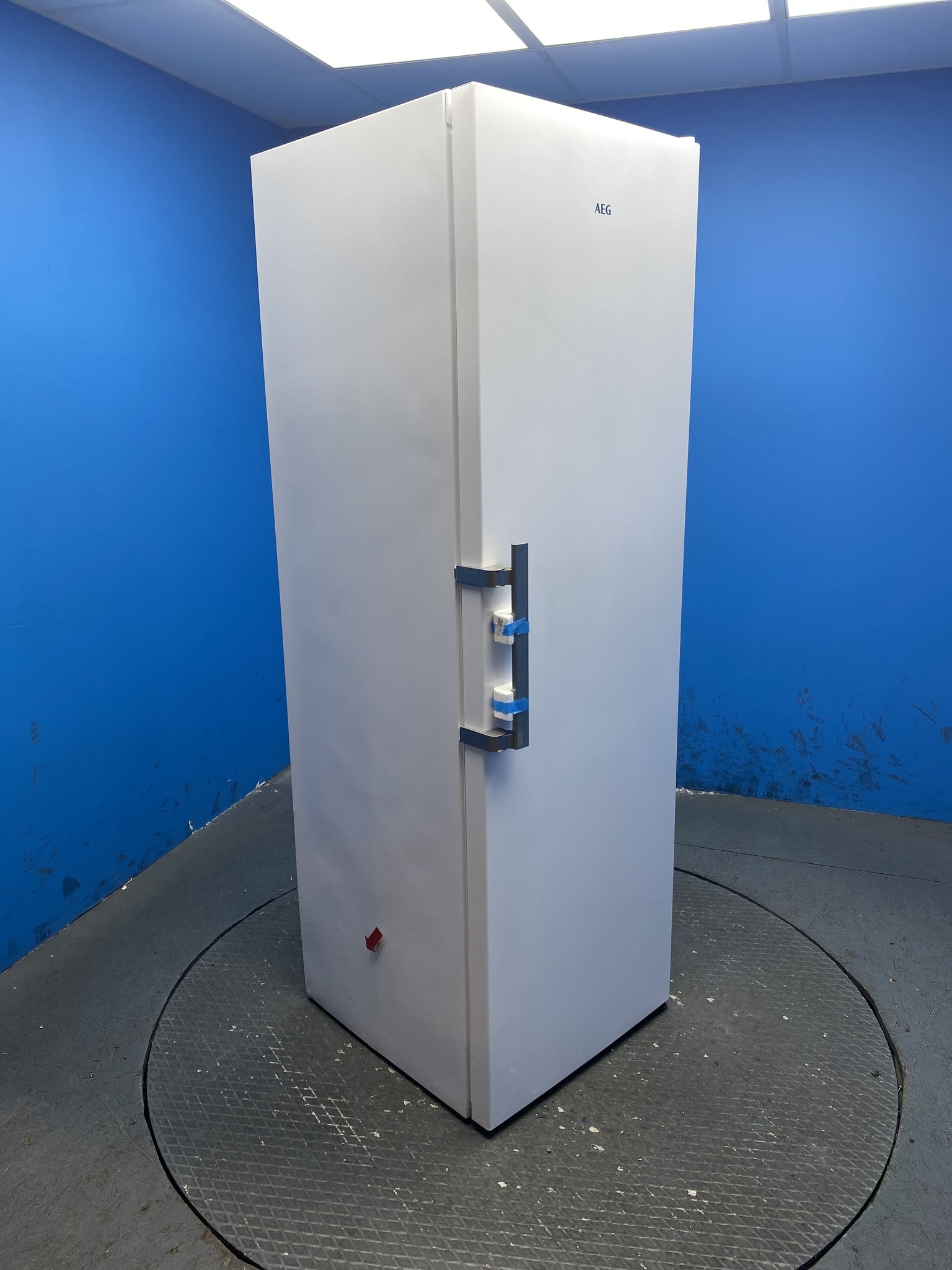 AEG 7000 Series ORK7M391EW 390L MultiFlow Freestanding Larder Fridge