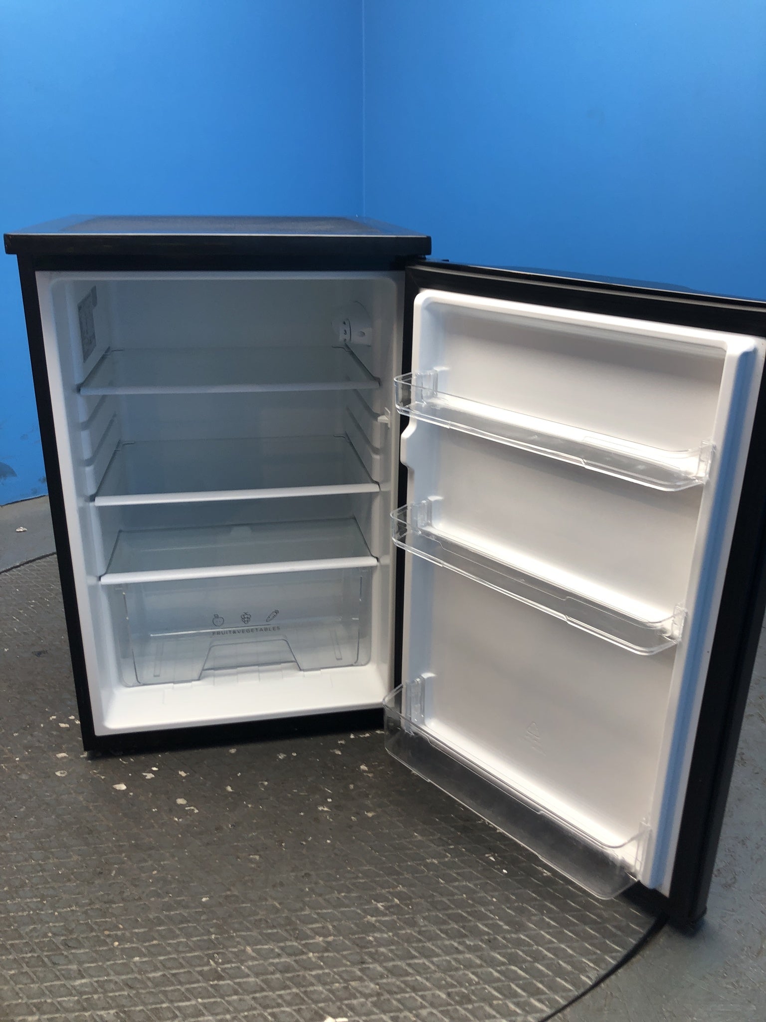 Igenix IG155B 109 Litre Under Counter Fridge with Ice Box