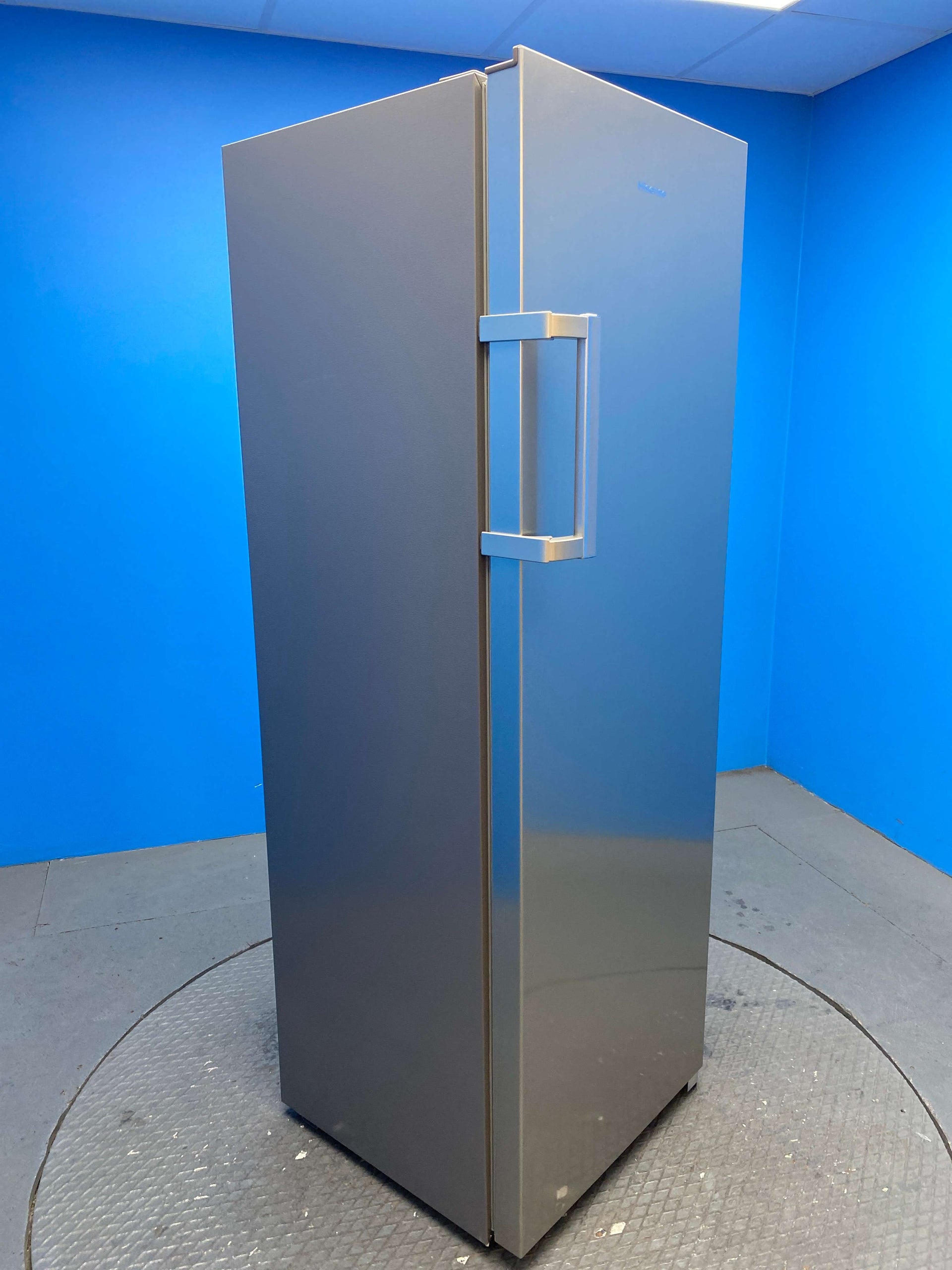 Hisense RL415N4ACE Tall 322 Litre No Frost  Larder Fridge