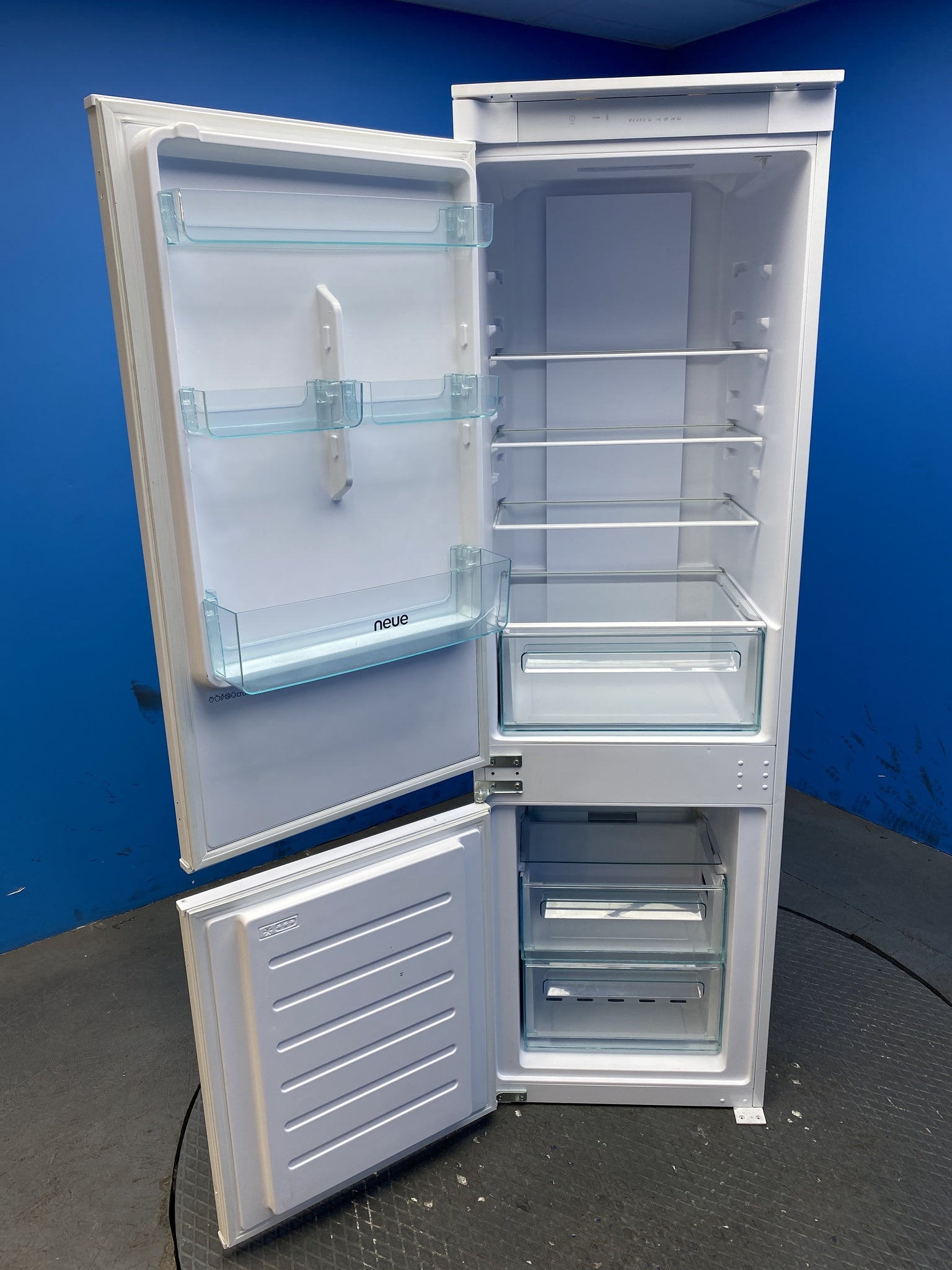 neue NBT3518FWK 70/30 Total No Frost Integrated Fridge Freezer