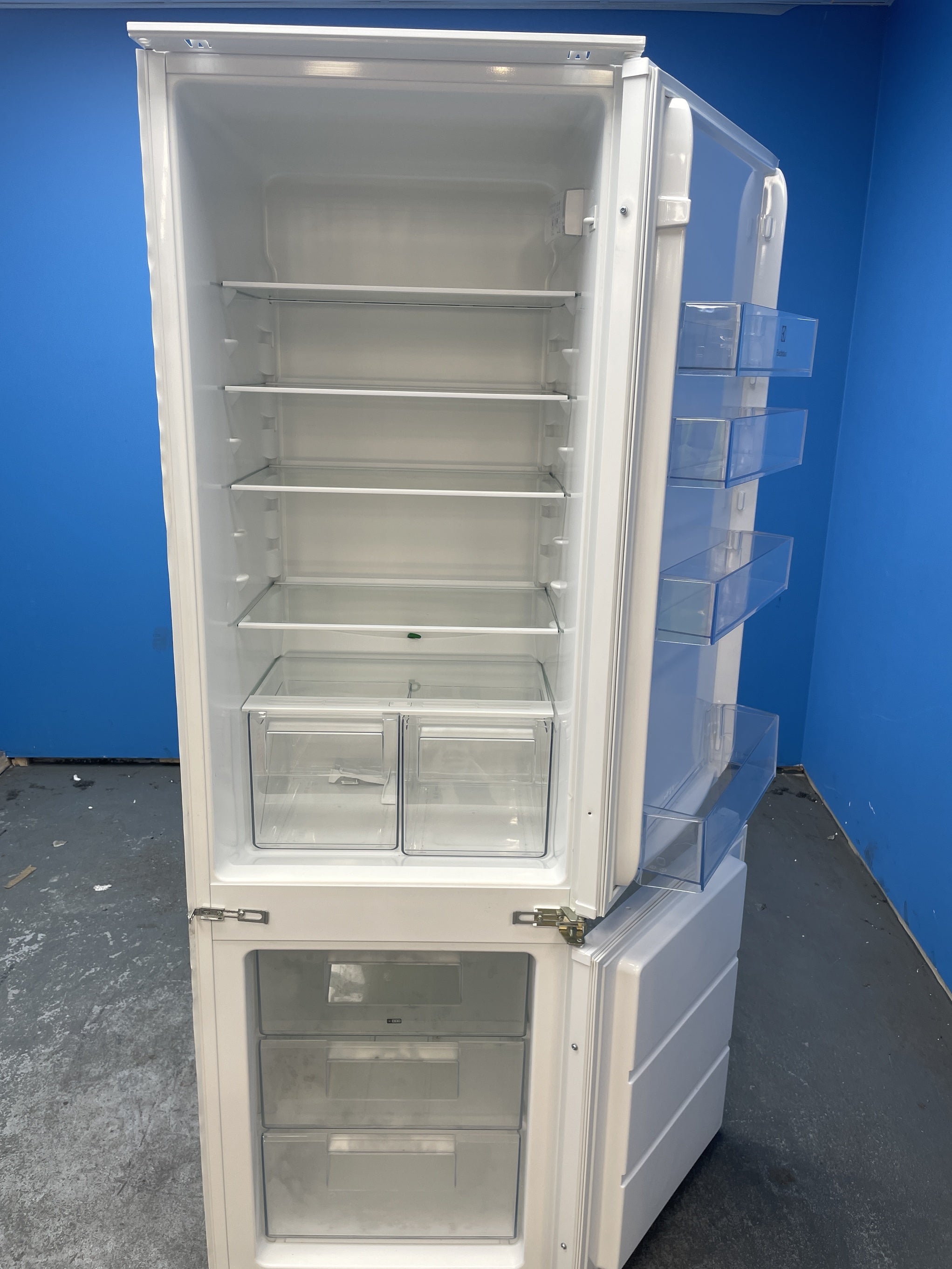 #GRC-158-310 - Electrolux LNS5LE18S 70/30 Integrated Low Frost Fridge Freezer