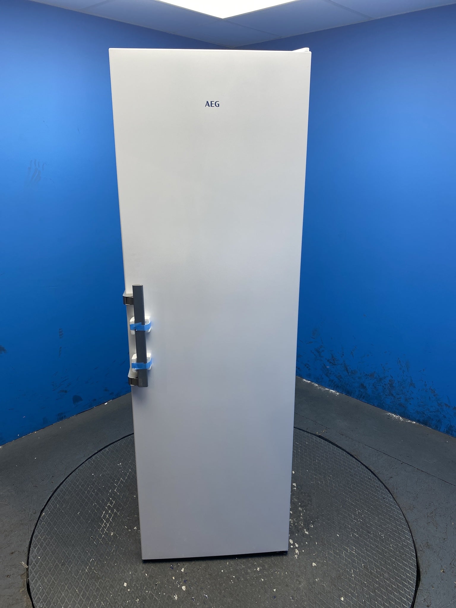 AEG 7000 Series ORK7M391EW 390L MultiFlow Freestanding Larder Fridge