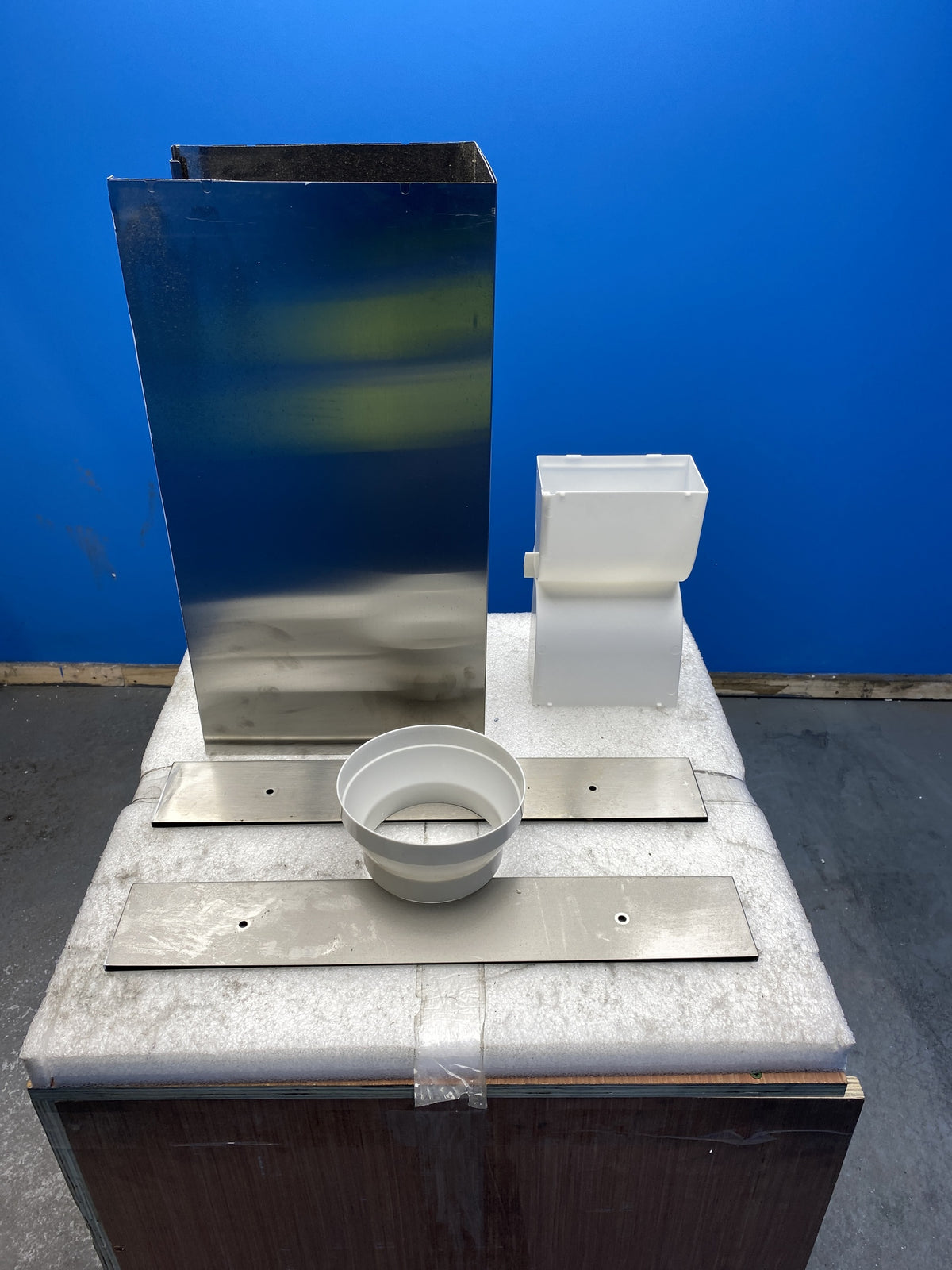 #GRC-142-834 - Electrolux LFL327A 60cm Flat Glass Chimney Hood
