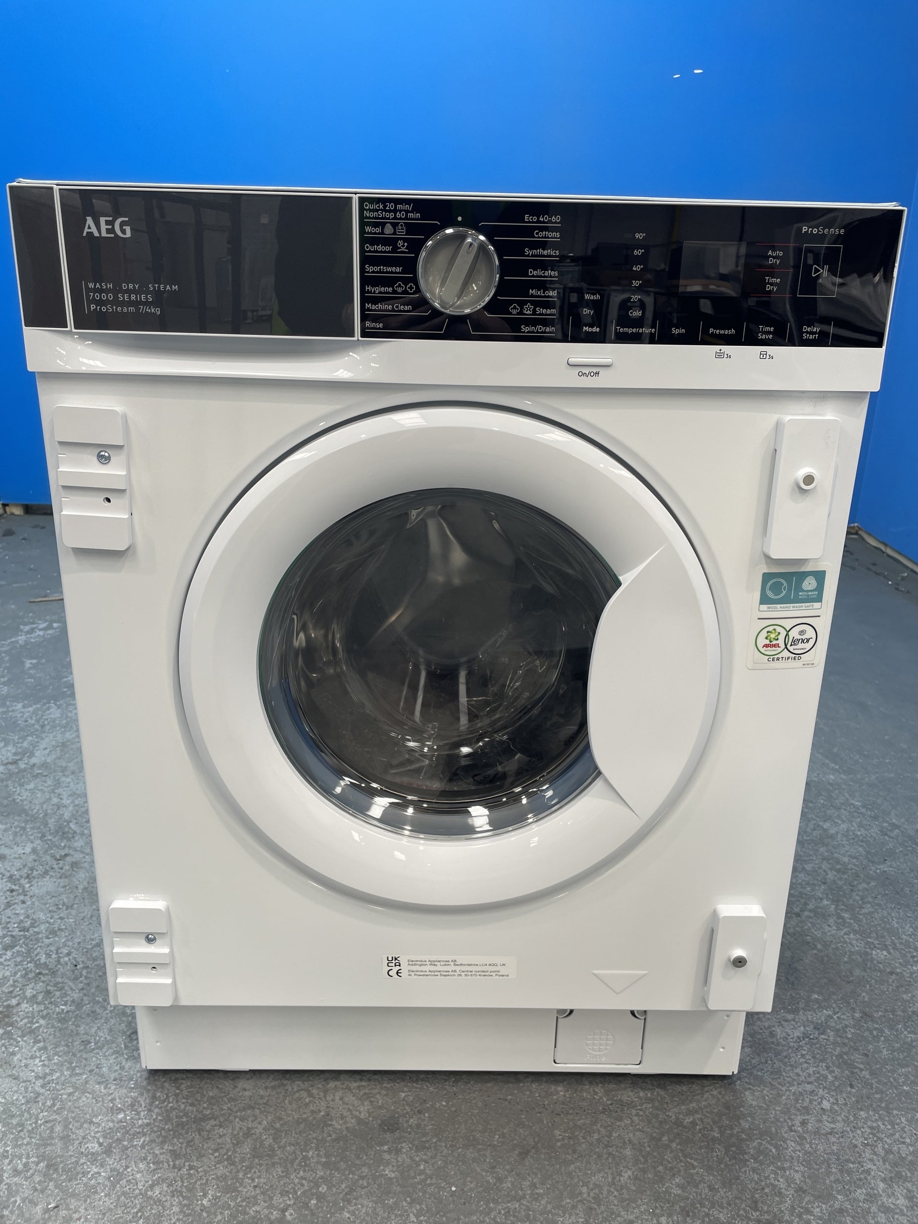 L7WE74634BI 7000 Integrated 7 4kg 1600rpm ProSteam Washer Dryer