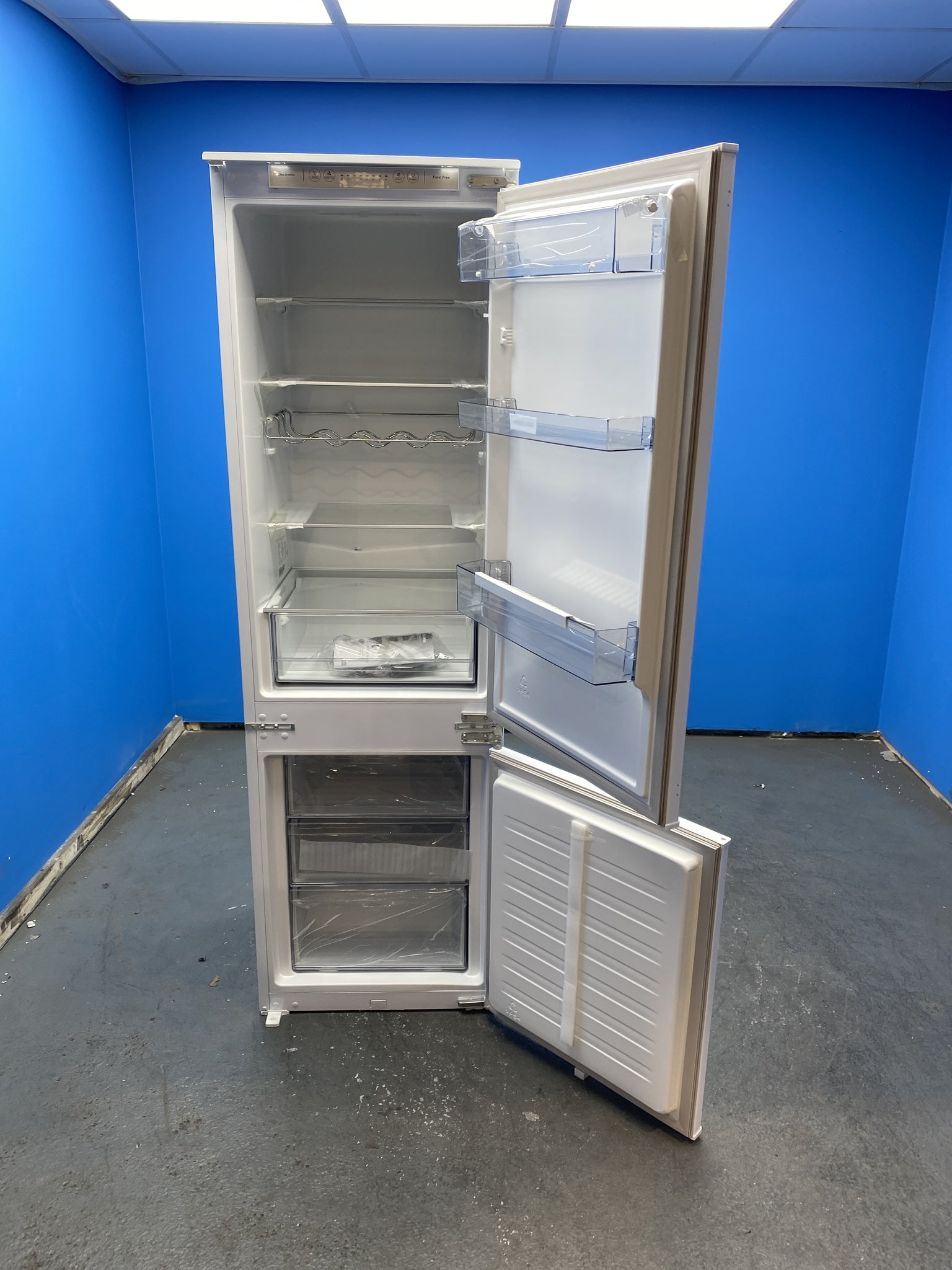 Hisense RIB312F4AW1 70/30 Integrated Frost Free Fridge Freezer