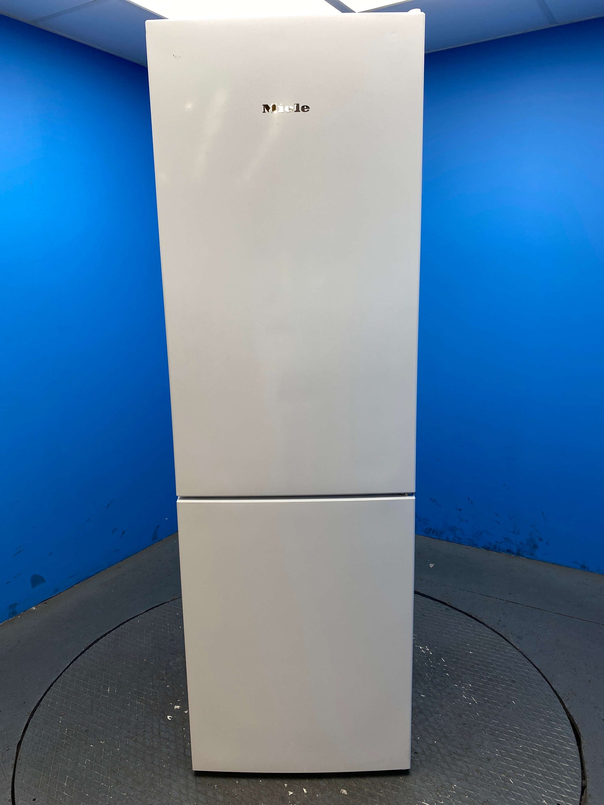 Miele KD4172E 308L 60/40 Freestanding Fridge Freezer