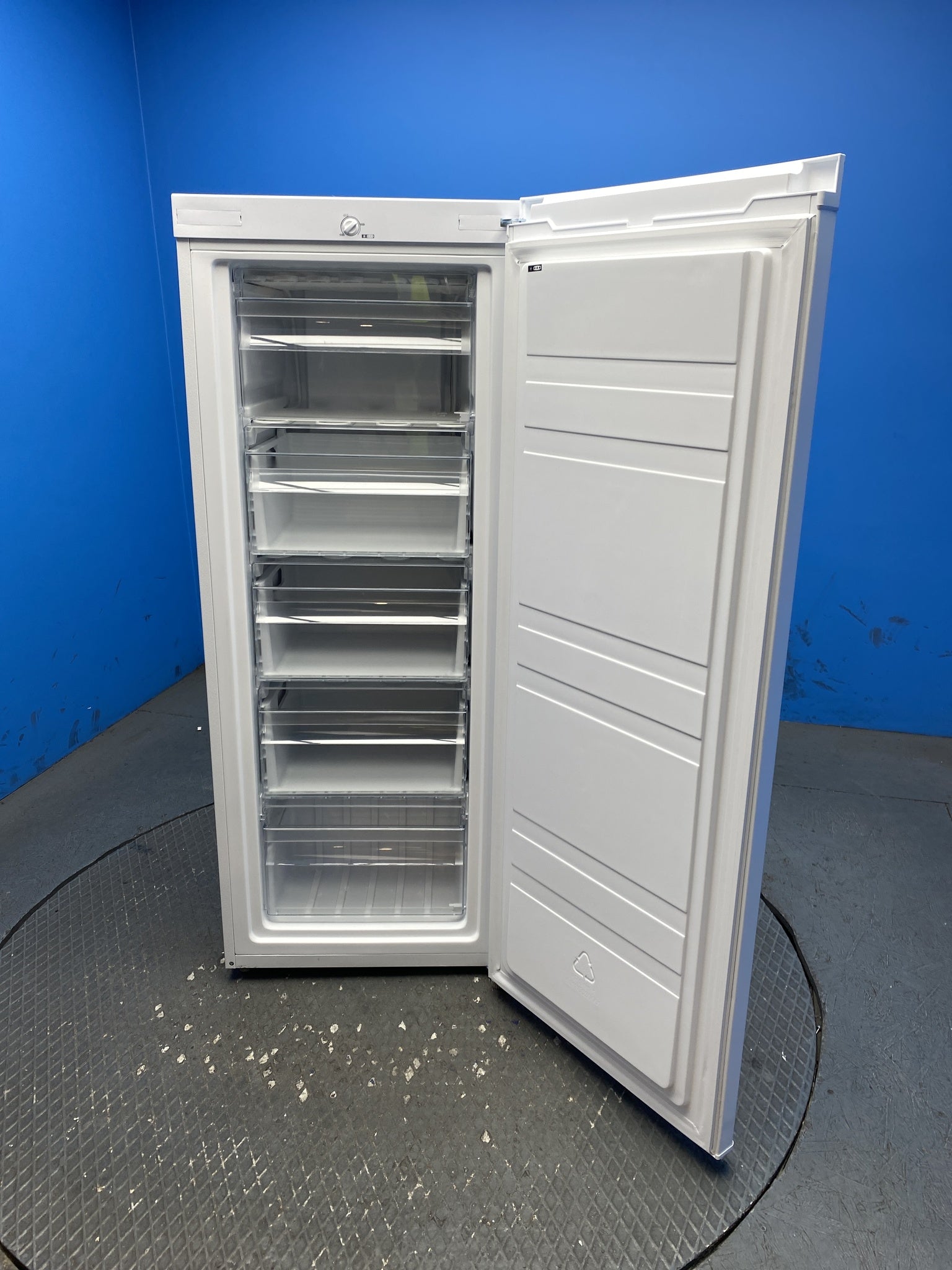COMFEE' RCU160WH2UK(E) 160L Tall Upright Freezer