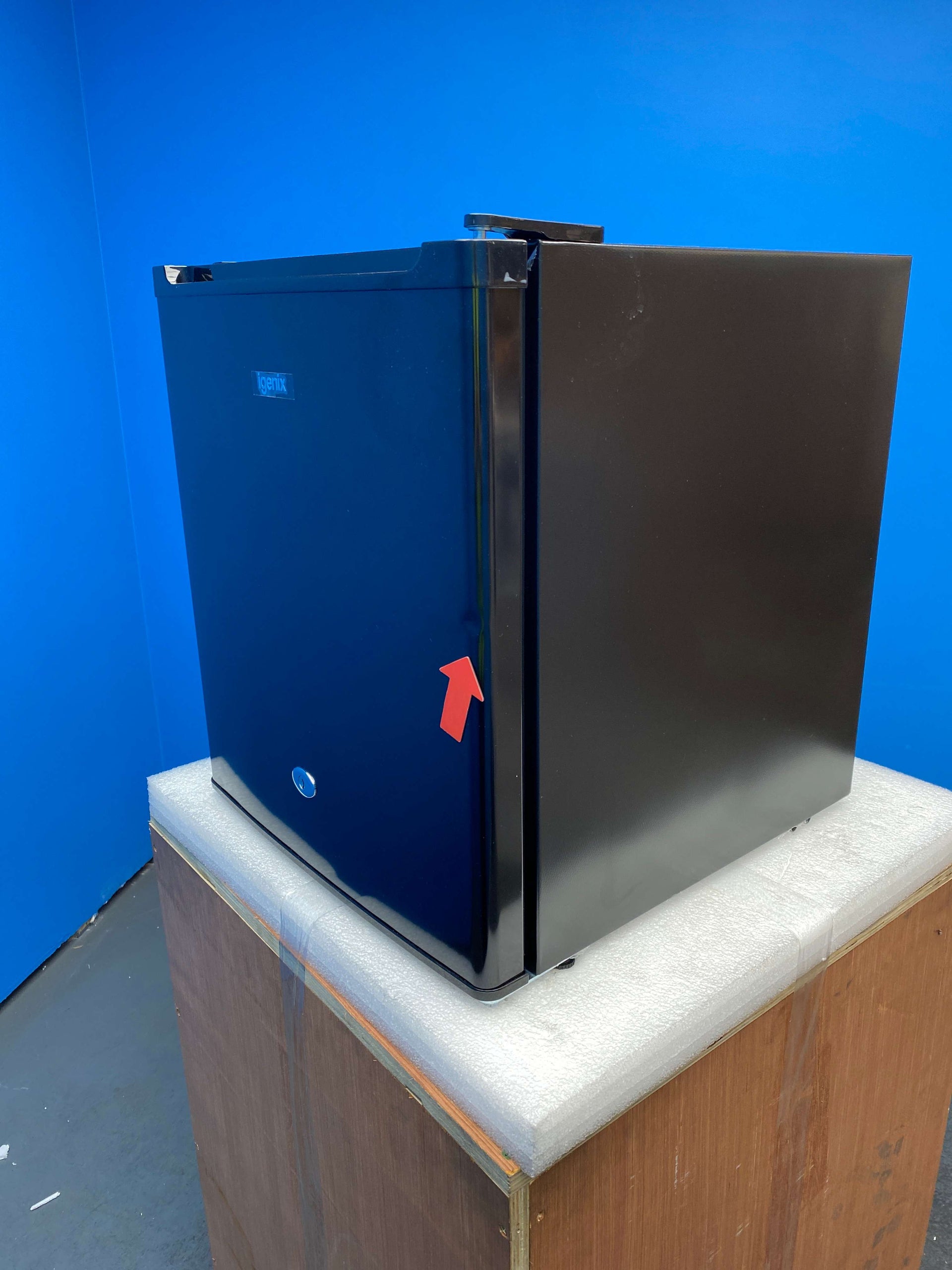 Igenix IG3711BL 47 Litre Lockable Table Top Mini Fridge