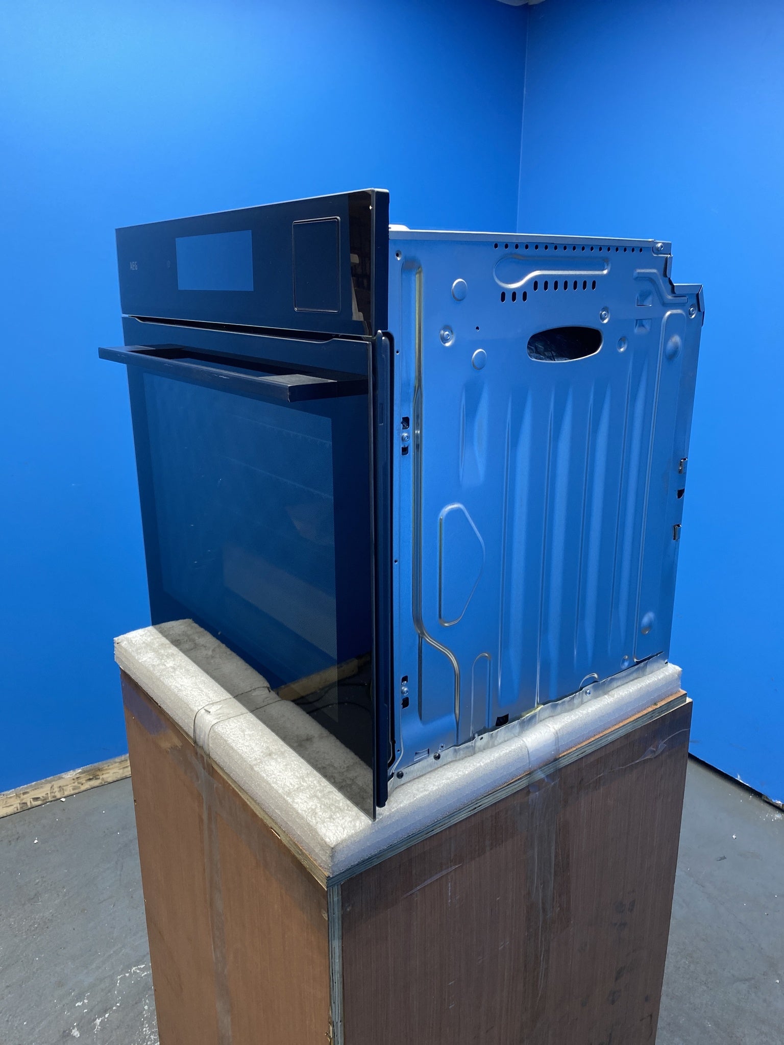 AEG 9000 Pro NBP9S831AB  Assist SteamPro 70L Built-In Oven