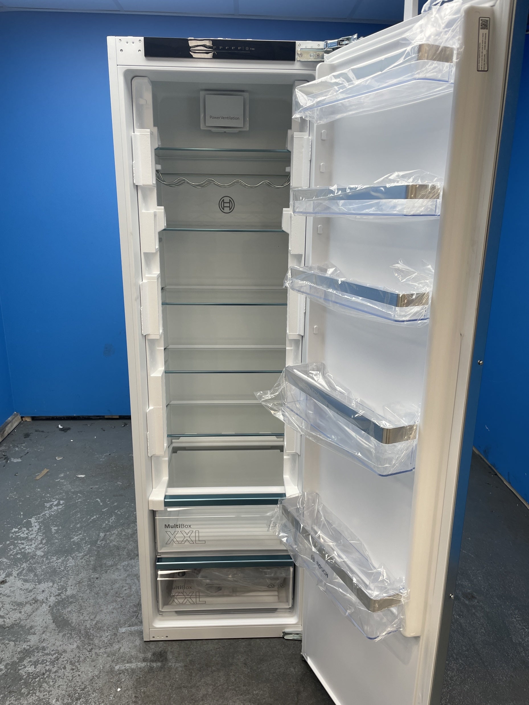 #GRC-158-132 - Bosch KIR81VFE0G 310L Integrated Tall Fridge with MultiBox
