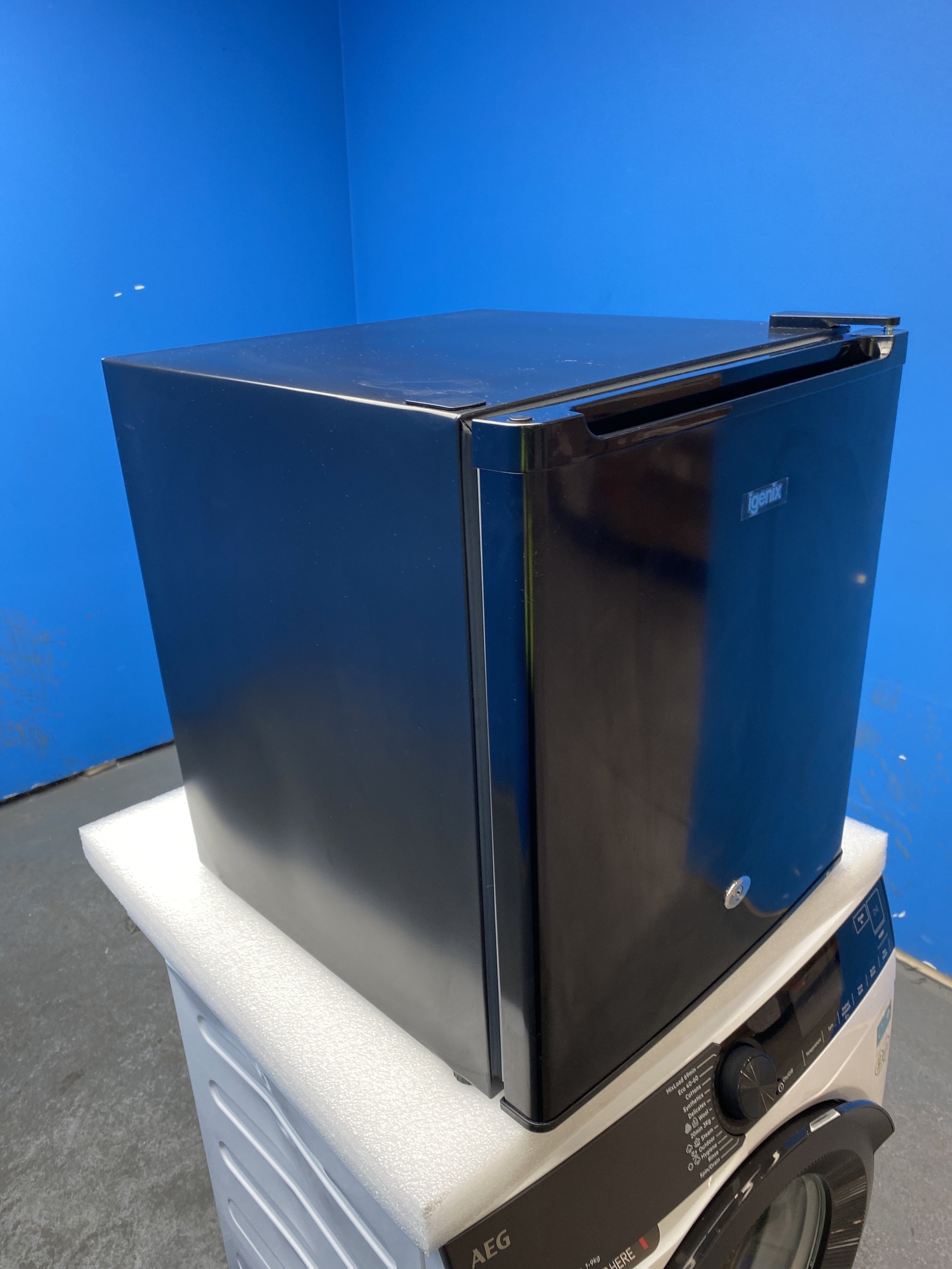 #GRC-153-379 - Igenix IG3751BL 33 Litre Table Top Lockable Mini Freezer