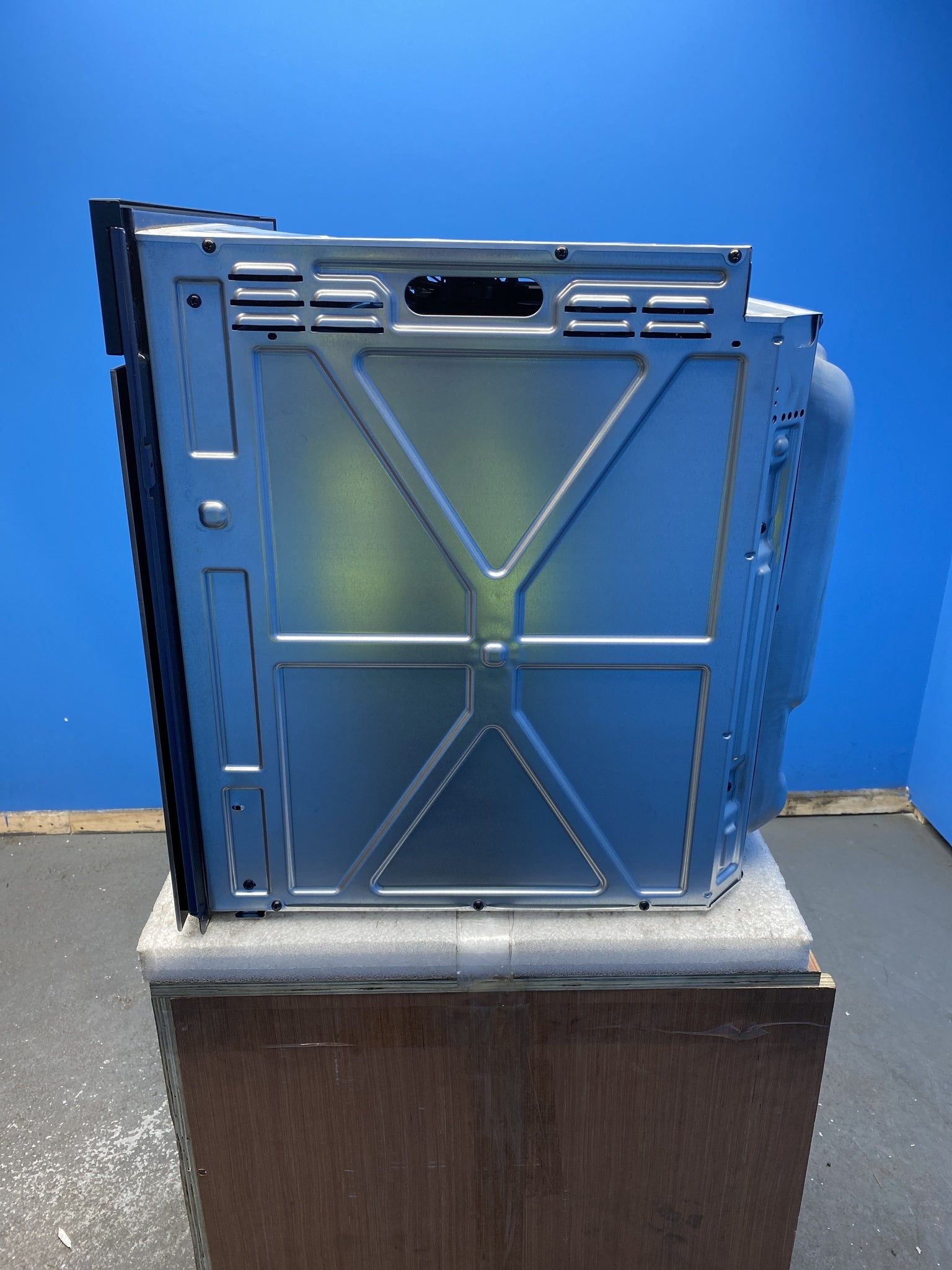 Indesit IO 232H B UK Built-in 71L Click and Clean Electric Oven